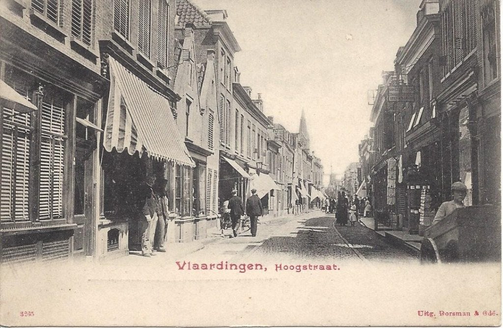Vlaardingen (Z.H.) Hoogstraat, veel Volk, ca. 1900, Ophalen of Verzenden, Voor 1920, Ongelopen, Zuid-Holland