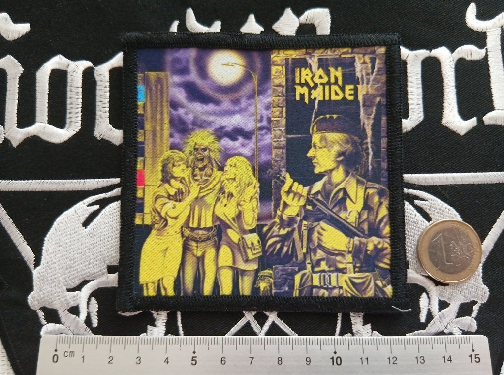 Iron Maiden vrij mooie printed woman in uniform patch 88, Ophalen of Verzenden, Nieuw, Kleding