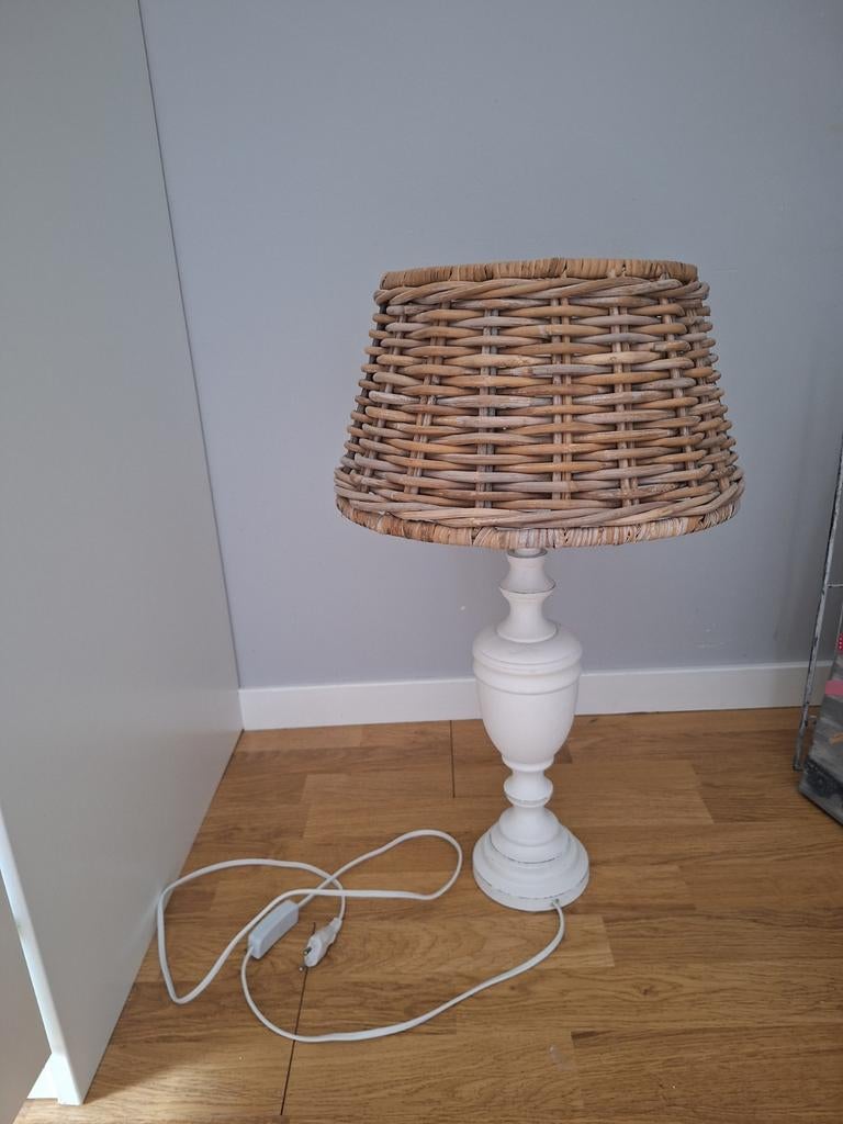 Landelijke tafellamp met rieten kap., 50 tot 75 cm, Ophalen of Verzenden, Overige materialen, Landelijk