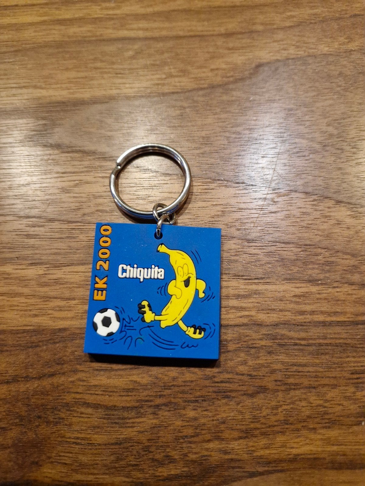 203 Chiquita EK 2000 sleutelhanger voetbal banaan, Ophalen of Verzenden, Gebruikt, Sport
