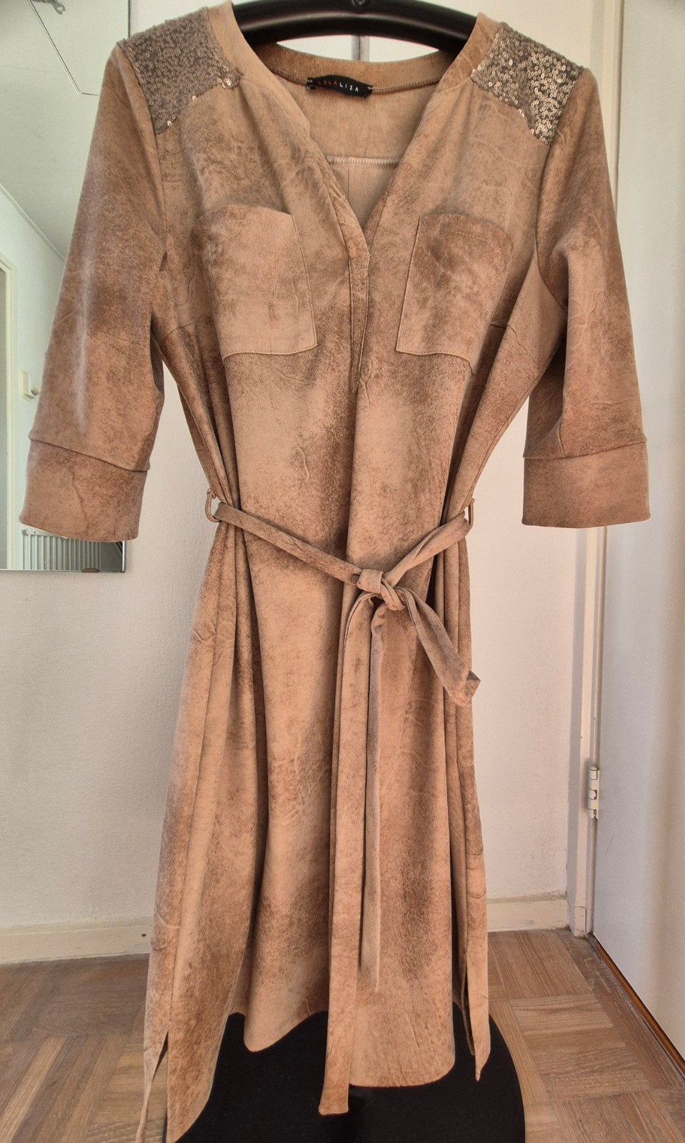 Lola Liza Suedelook Jurkje Taupe Maat 38 Pailletten, Kleding | Dames, Maat 38/40 (M), Bruin, Ophalen of Verzenden, Zo goed als nieuw