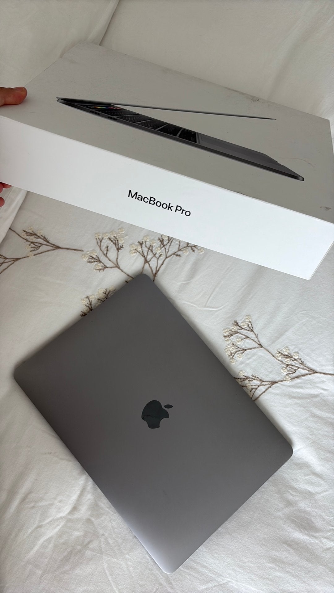 Macbook PRO (+touchbar) met doos, 2 tot 3 Ghz, 13 inch, Zo goed als nieuw, Ophalen