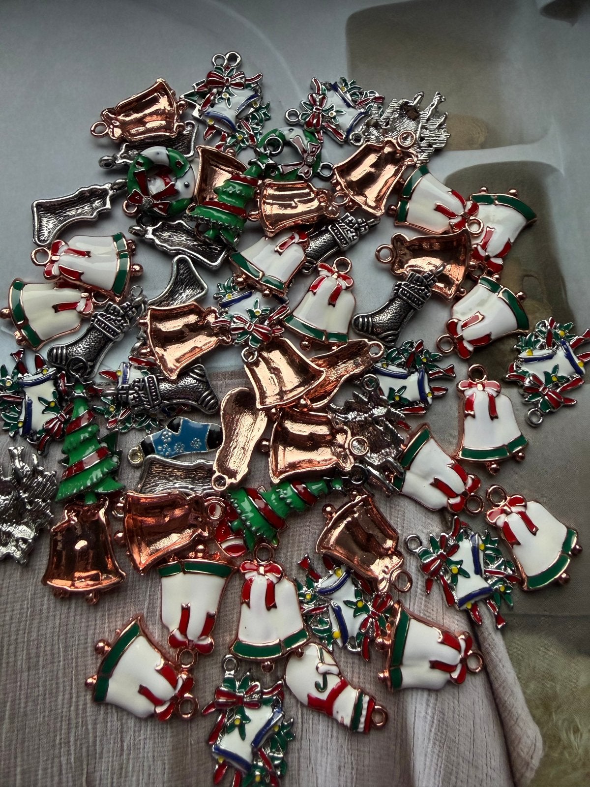 60 Kerst Bedeltjes Assortiment - Diverse Designs, Overige merken, Overige materialen, Nieuw, Ophalen of Verzenden