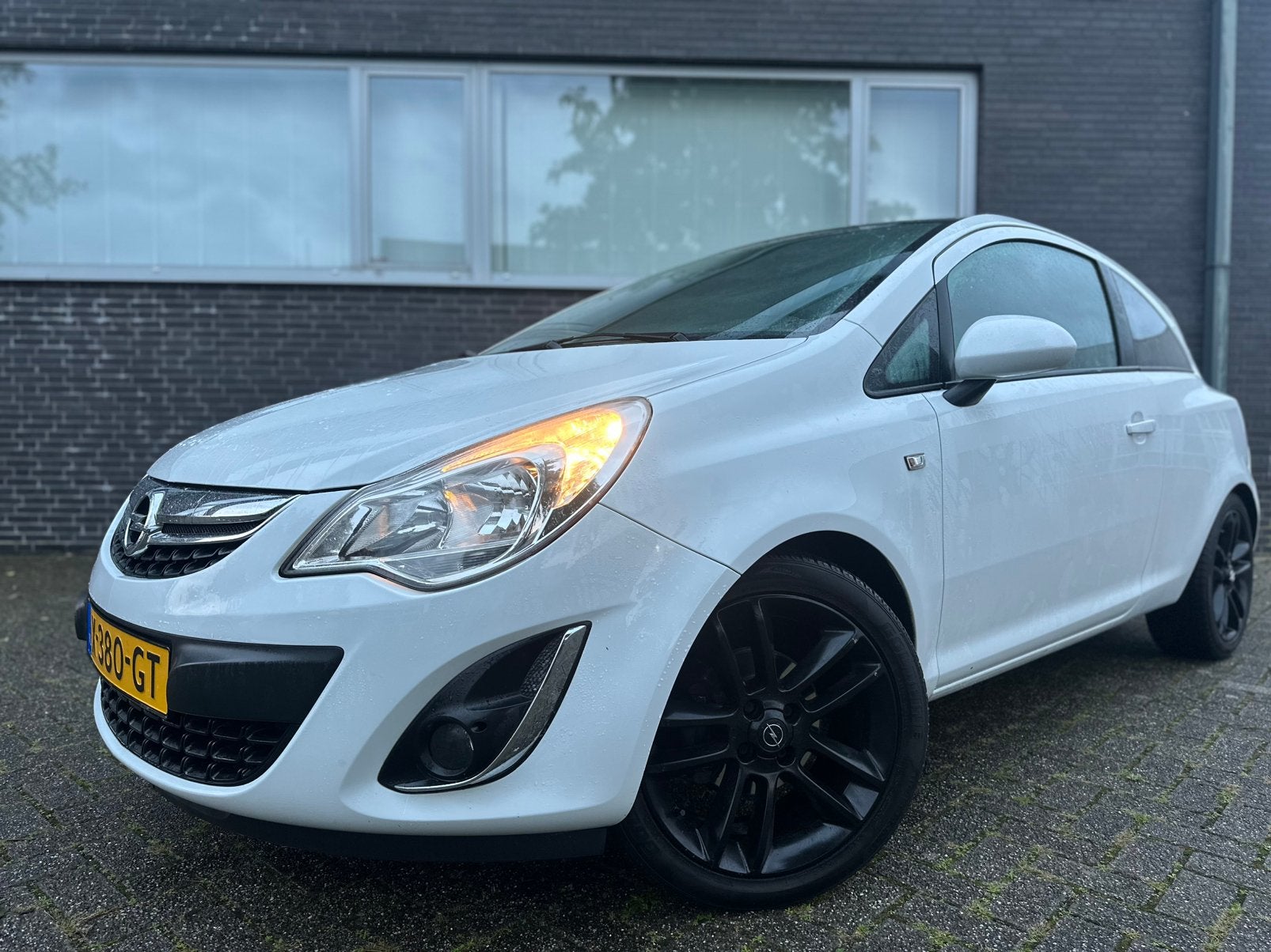 Opel Corsa 1.4 16V PANDA/ 2011/17INCH/GR ONDRHD/1STE EIGNR, Voorwielaandrijving, 40 €/maand, 4 cilinders, Wit