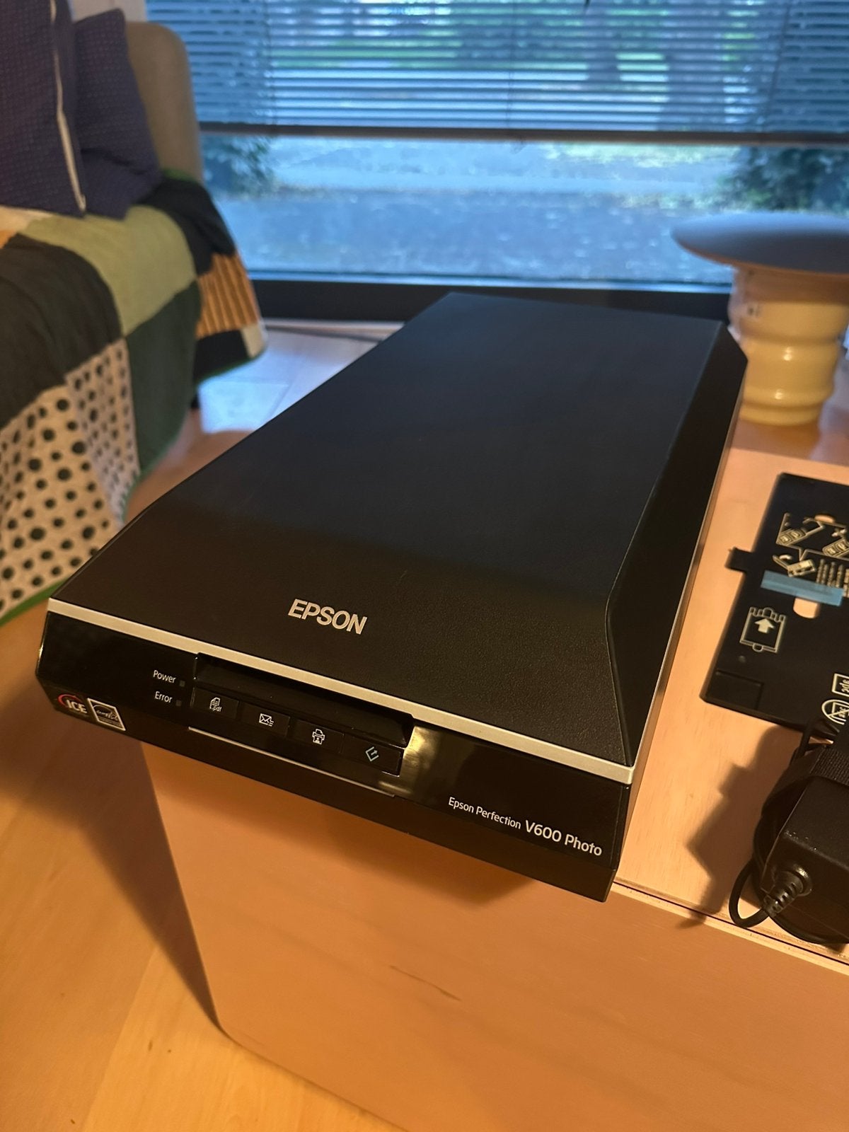 Epson v600 scanner (35+120mm houder), Ophalen of Verzenden, Zo goed als nieuw, Fotoscanner