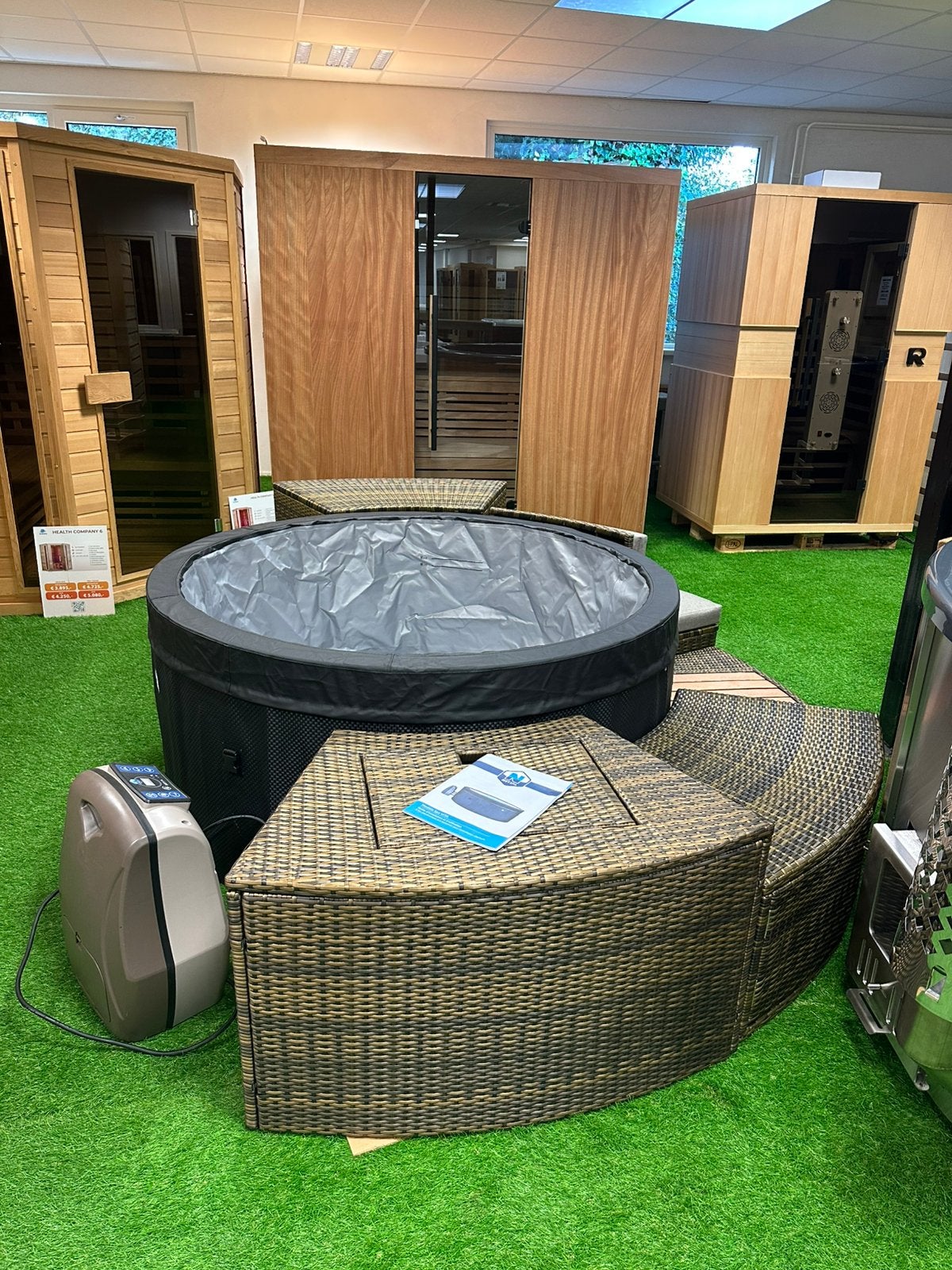 NETSPA VITA jacuzzi met rotan ombouw 800 liter 156X70 cm, Ophalen, Nieuw