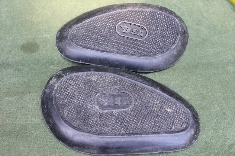 BSA motorfiets tank rubbers petrol tank knee pads, Motoren, Onderdelen | Oldtimers, Ophalen of Verzenden