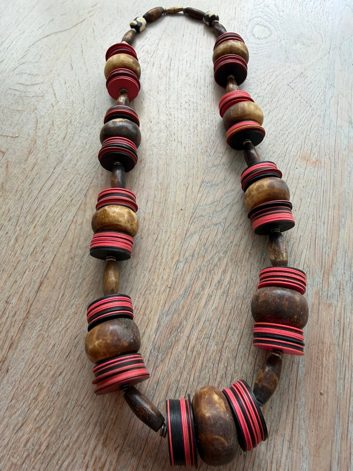 Afrikaanse ketting met o.a benen kralen, Sieraden, Tassen en Uiterlijk, Kettingen, Ophalen of Verzenden, Zo goed als nieuw, Overige materialen