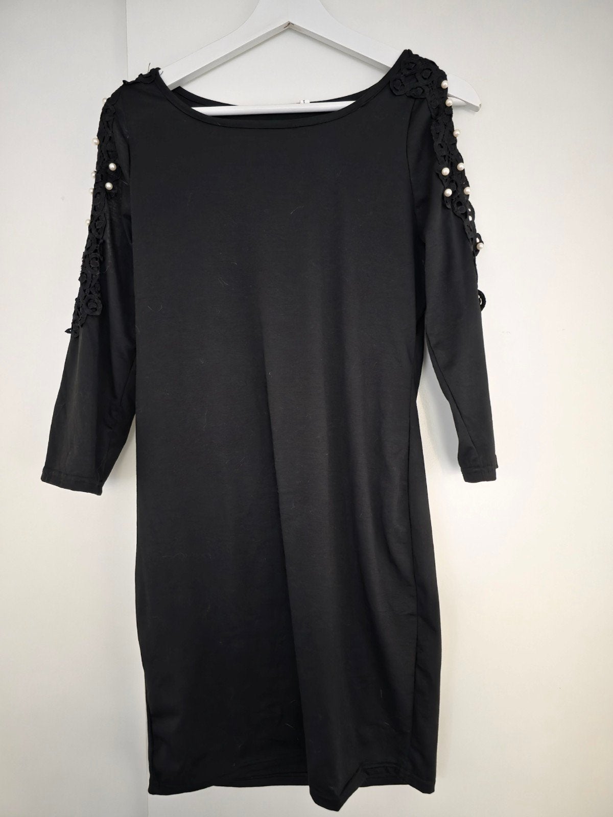 Zwarte jurk met open schouders en parels, Kleding | Dames, Jurken, Maat 38/40 (M), Zwart, Ophalen of Verzenden, Zo goed als nieuw