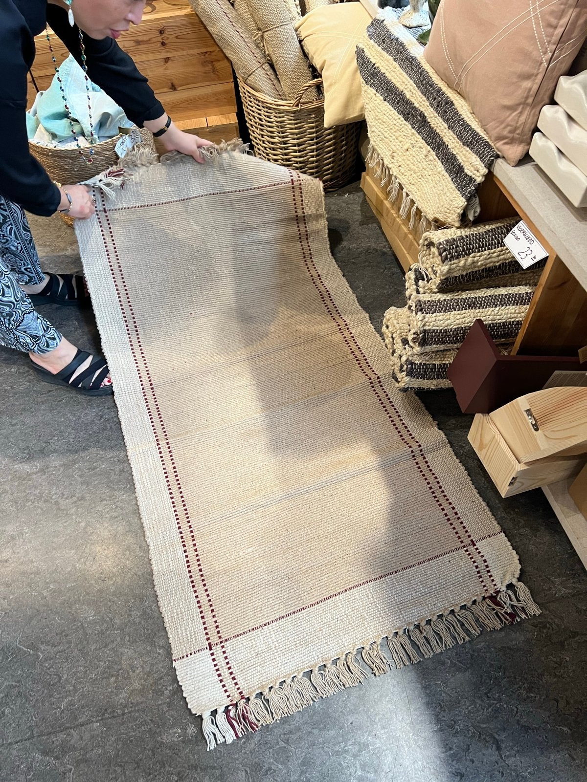 Søstrene Grene Vloerkleed - Beige met rode accenten, Ophalen, Beige, 50 tot 100 cm, Zo goed als nieuw