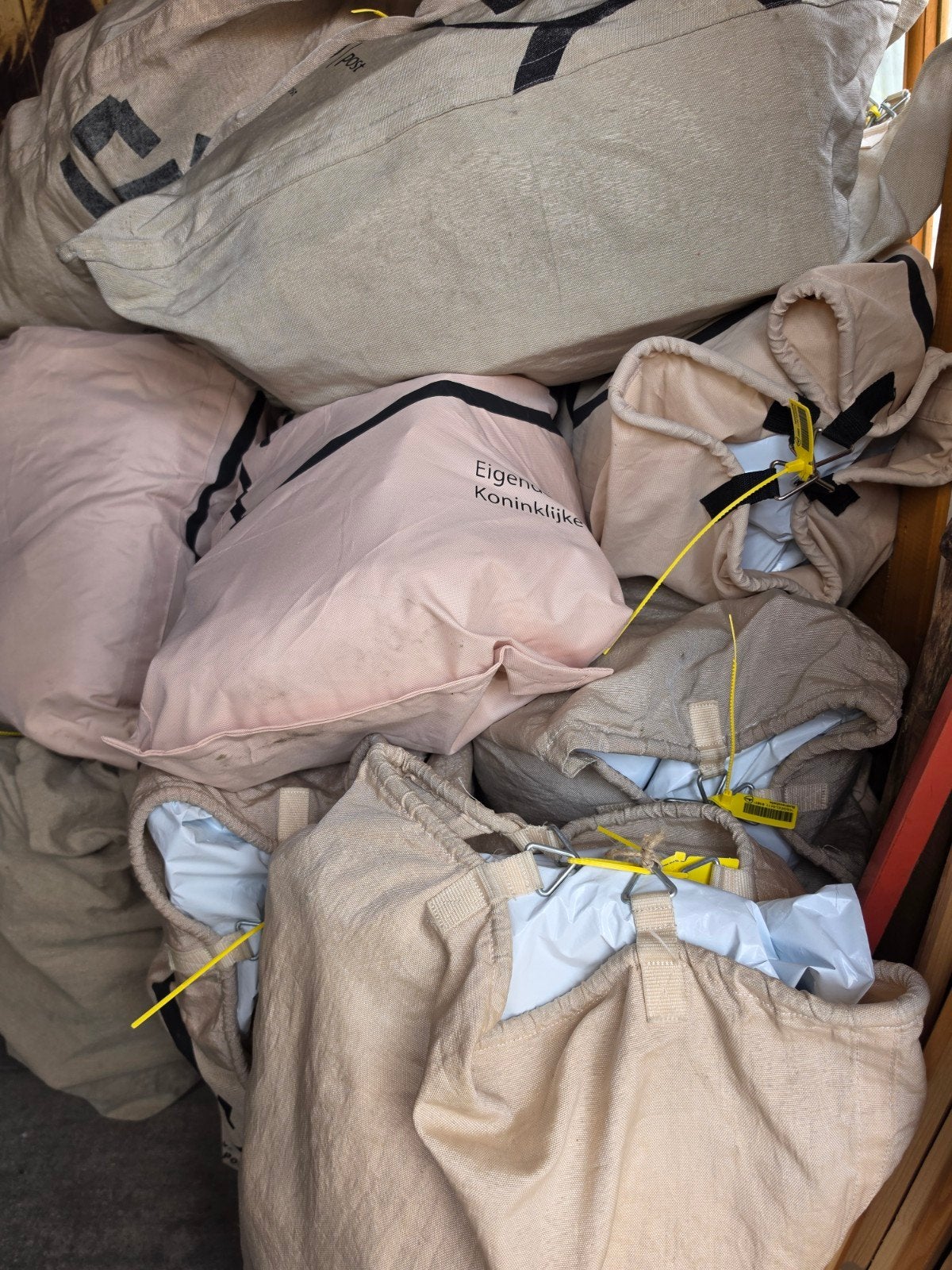 21 PostNL postzakken vol met mystery pakketten, Ophalen, Nieuw