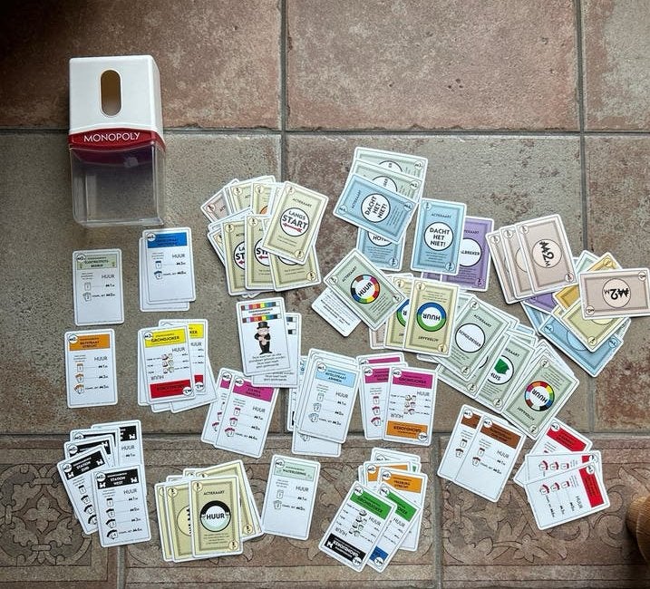 Monopoly Deal Shuffle Shaker met kaarten, Drie of vier spelers, Ophalen of Verzenden, Gebruikt
