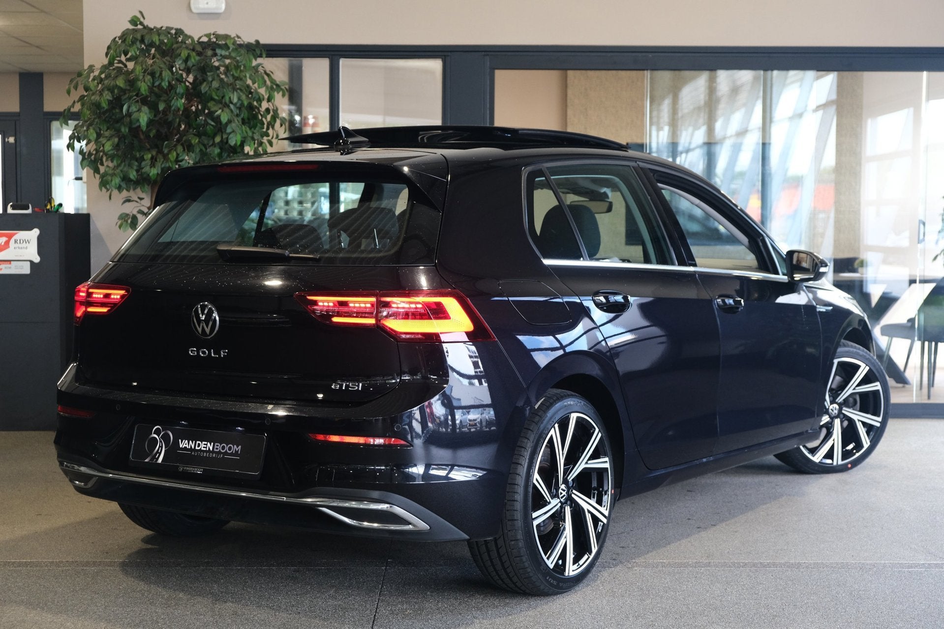 Volkswagen Golf 1.5 eTSI DSG Pano Trek IQ Led Pdc Acc Alcant, Auto's, Dealer onderhouden, 4 cilinders, 150 pk, Alcantara