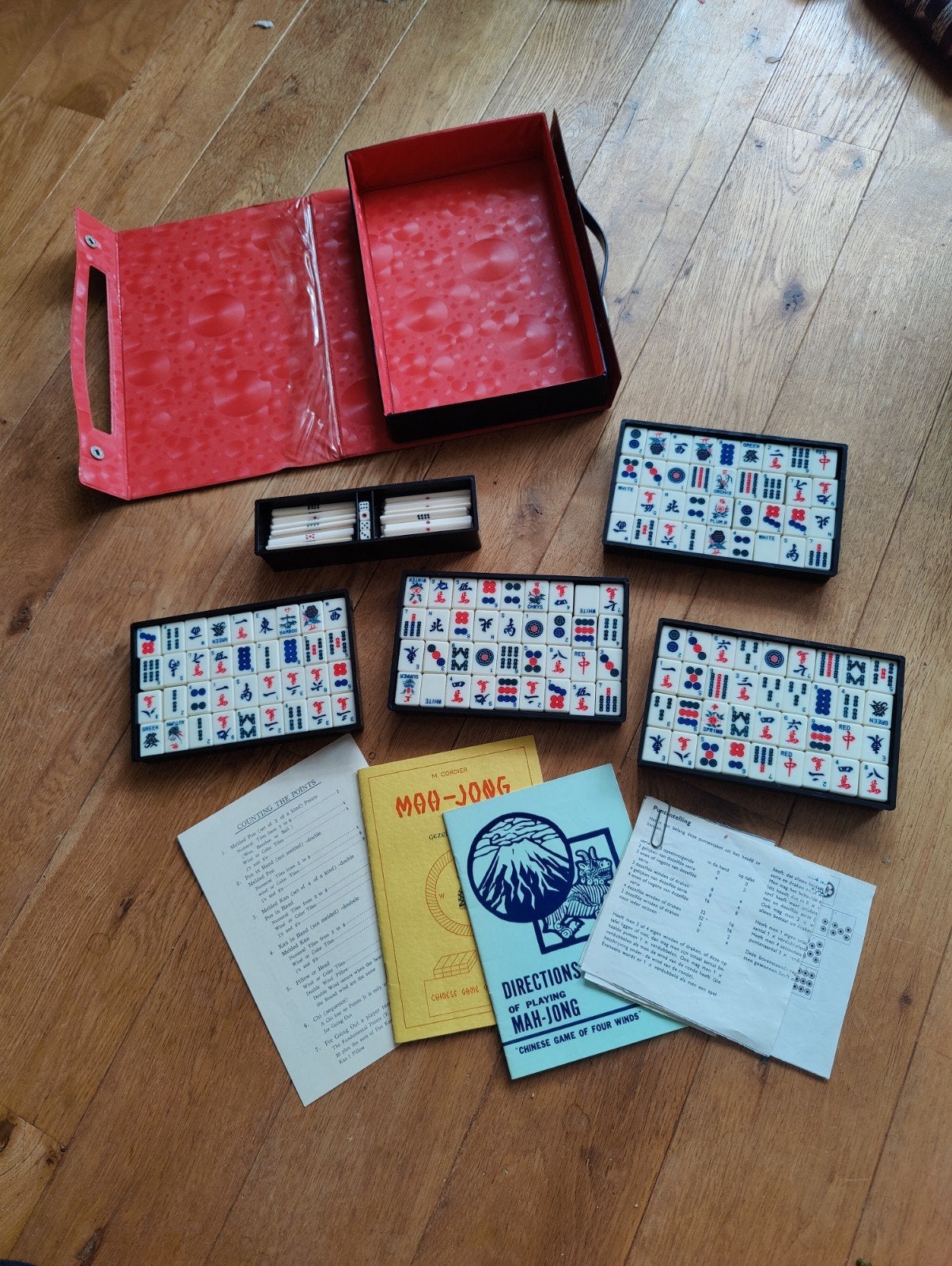 Titel:
Mooie Vintage Mah-Jong Set – Celluloid op Bamboe, Drie of vier spelers, Ophalen of Verzenden, Zo goed als nieuw, C.j jongeveld