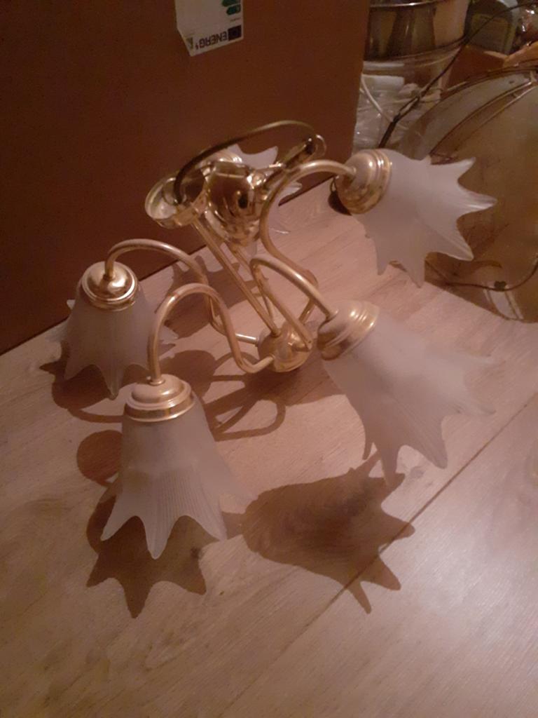 Klassieke gouden hanglamp met 3 glazen kappen, Gebruikt, Klassiek, Glas, Minder dan 25 cm