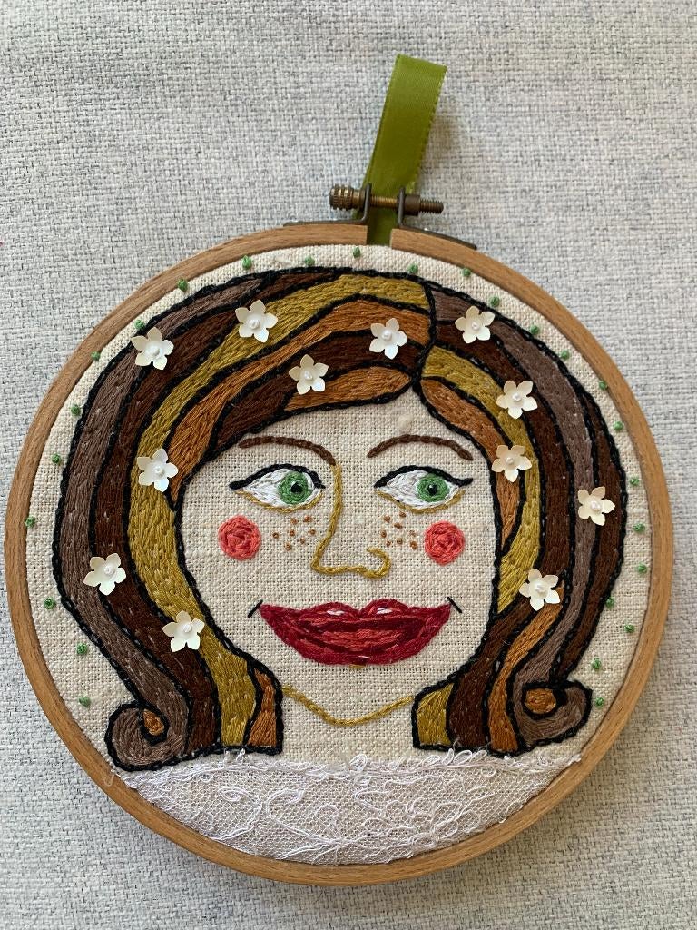 Wandhanger met mooi geborduurd meisje door Pippa & Lies, 19 cm, Wandhanger, Meerkleurig, Textiel