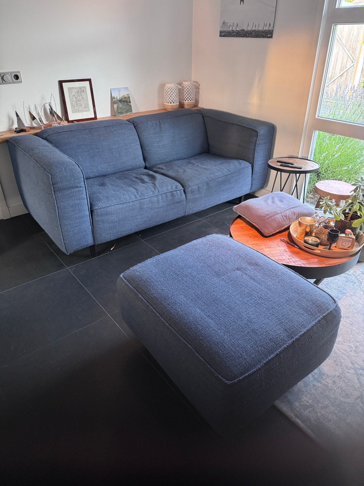Comfortabele bank met poef - Ophalen in Boornzwaag, Huis en Inrichting, Banken | Sofa's en Chaises Longues, Ophalen, Gebruikt