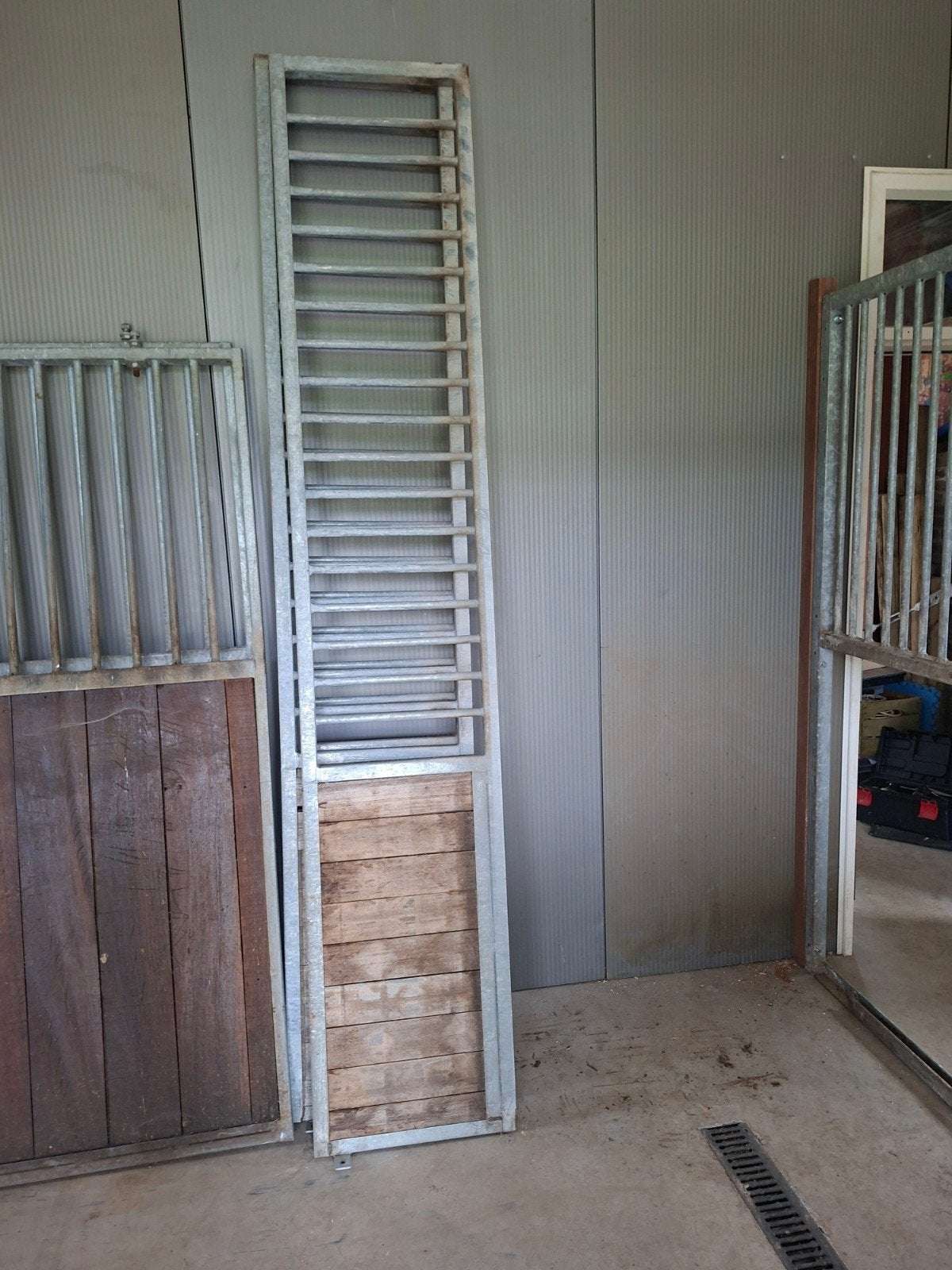 Tussenwanden paardenbox, Ophalen