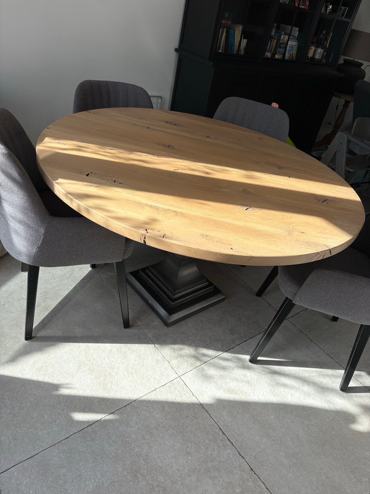 Eikenhouten ronde eettafel met metalen onderstel diam: 140cm