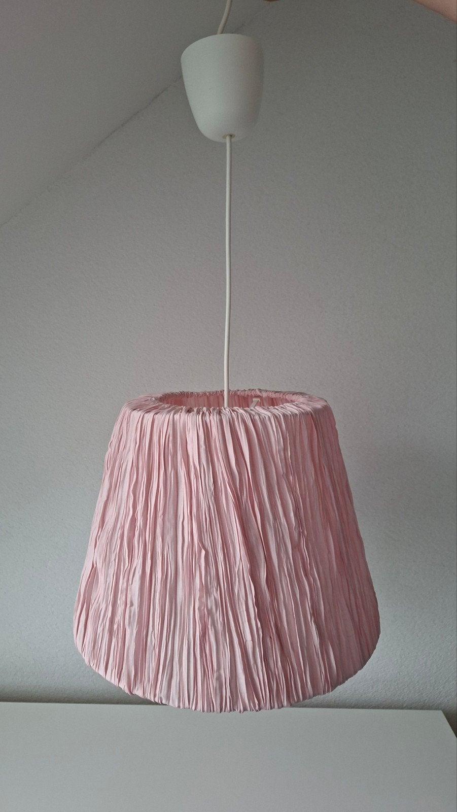 Roze geplooide Ikea hanglamp, Textiel, E27 (groot), Zo goed als nieuw, Ophalen