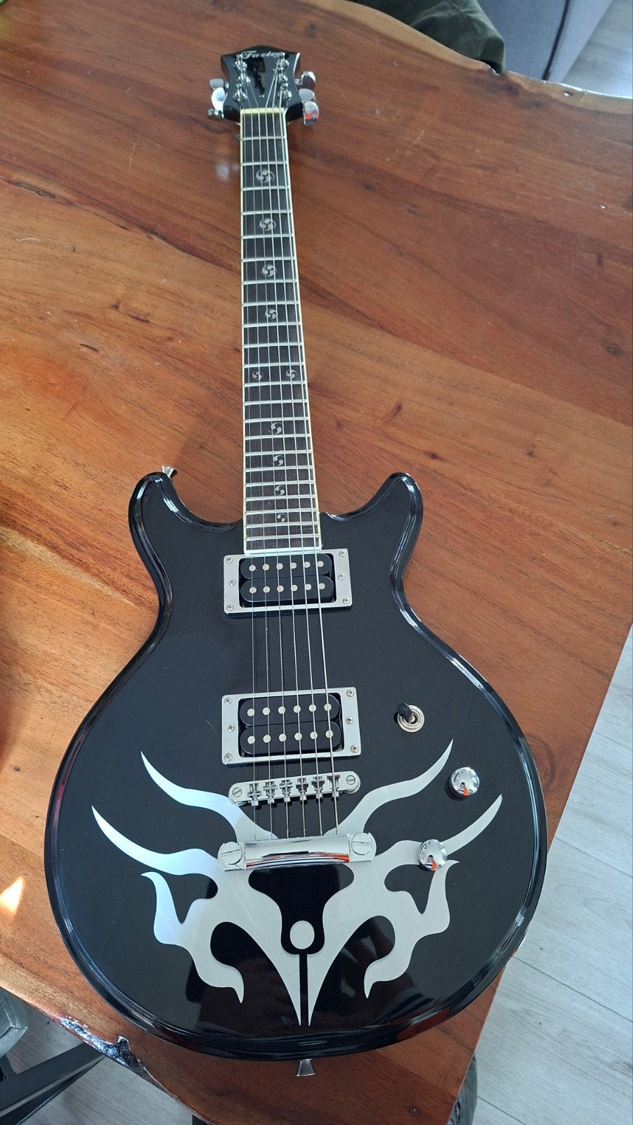 Fazley Vintage Series elektrische gitaar - Zwart met tribal, Ophalen, Zo goed als nieuw, Solid body, Overige merken