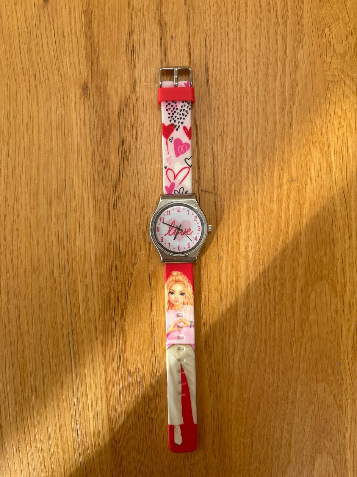 TOPModel Horloge met 'Love' en modelafbeelding, Sieraden, Tassen en Uiterlijk, Ophalen of Verzenden, Zo goed als nieuw, Meerkleurig