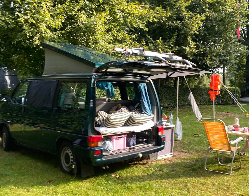 Volkswagen T4 Camper (151pk TDI) met nieuwe APK, Caravans en Kamperen, Airbags, Buscamper of Camperbus, Volkswagen, Koelkast