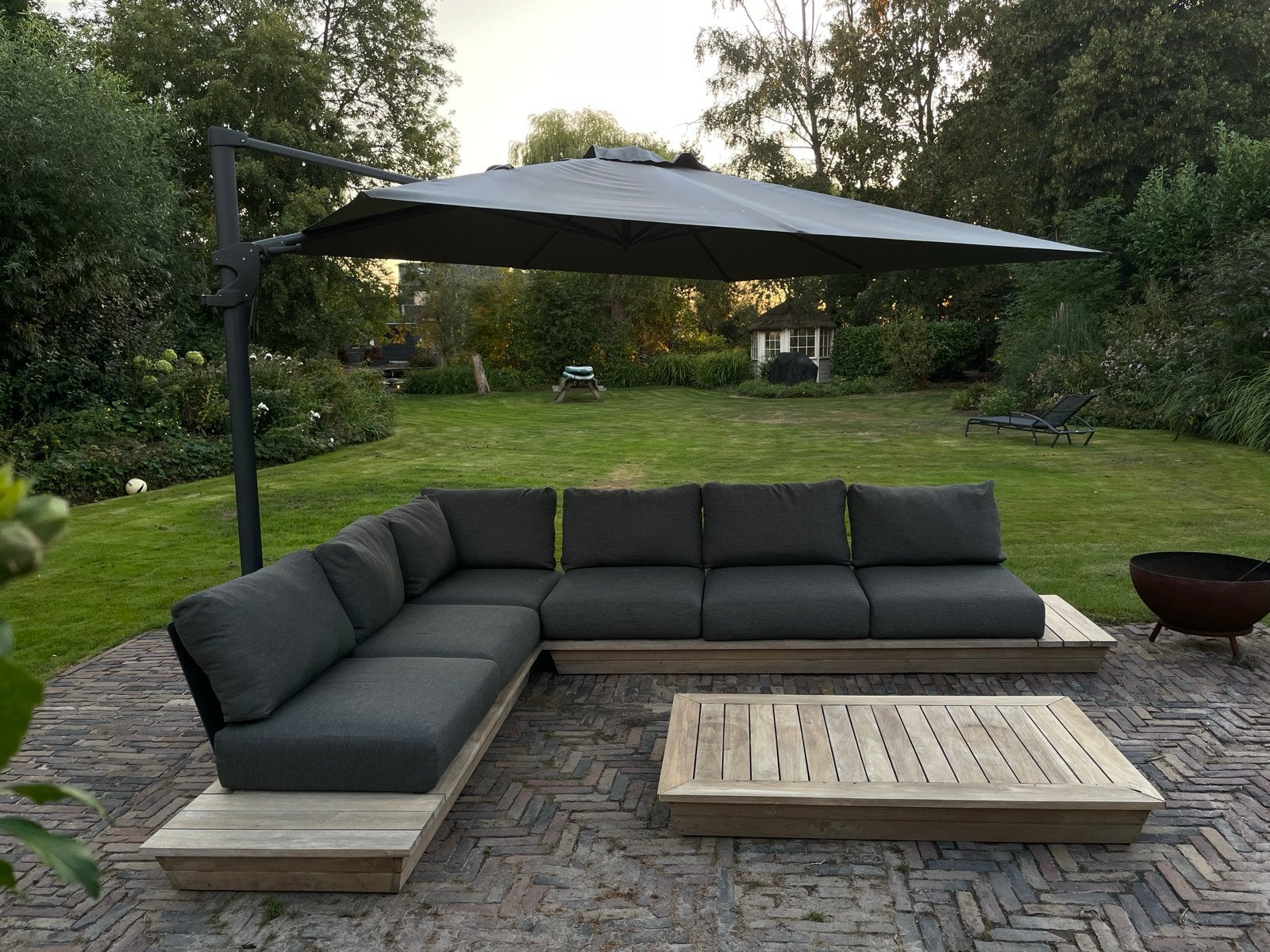 Loungebank van teakhout met kussens