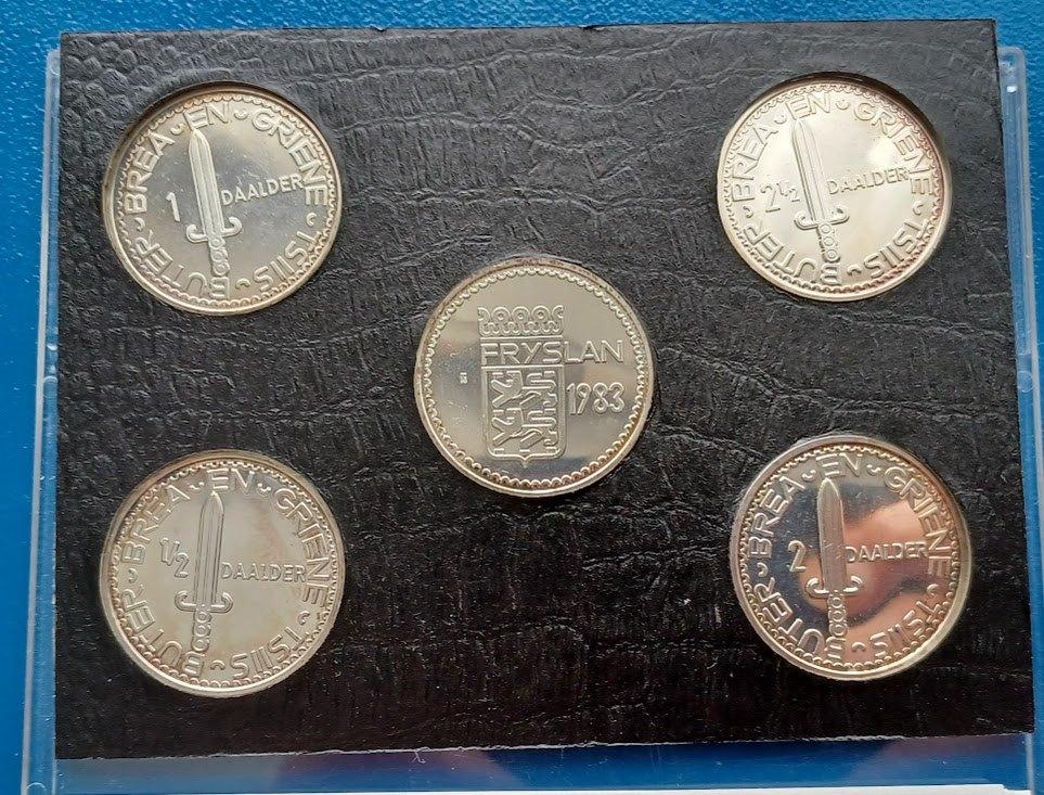 Fryslan 1983 - Set van 5 penningen en 6 bankbiljetten, Postzegels en Munten, Verzenden, Overige materialen, Nederland