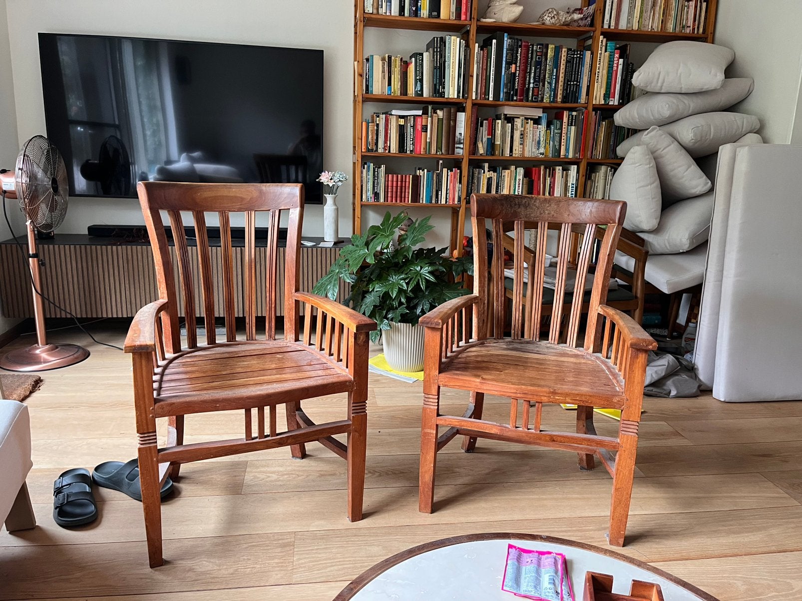 Indische koloniale armstoelen, Ophalen