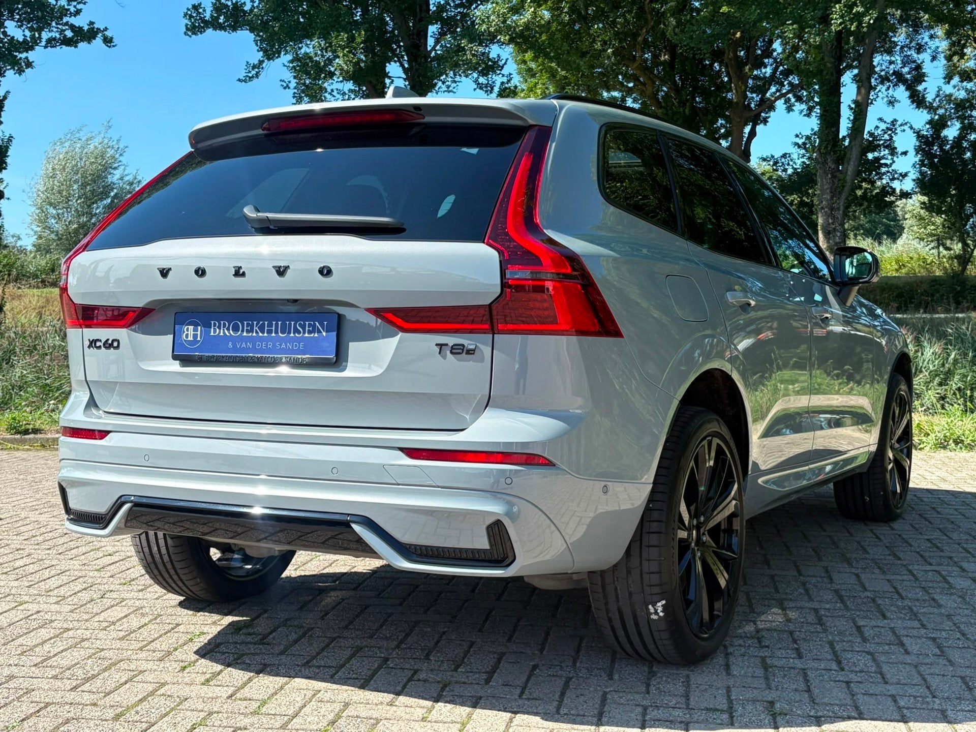 Volvo XC60 2.0 T8 Plug-in hybrid AWD Ultra Black Edition NW, Auto's, Automaat, Dealer onderhouden, Gebruikt, Zwart