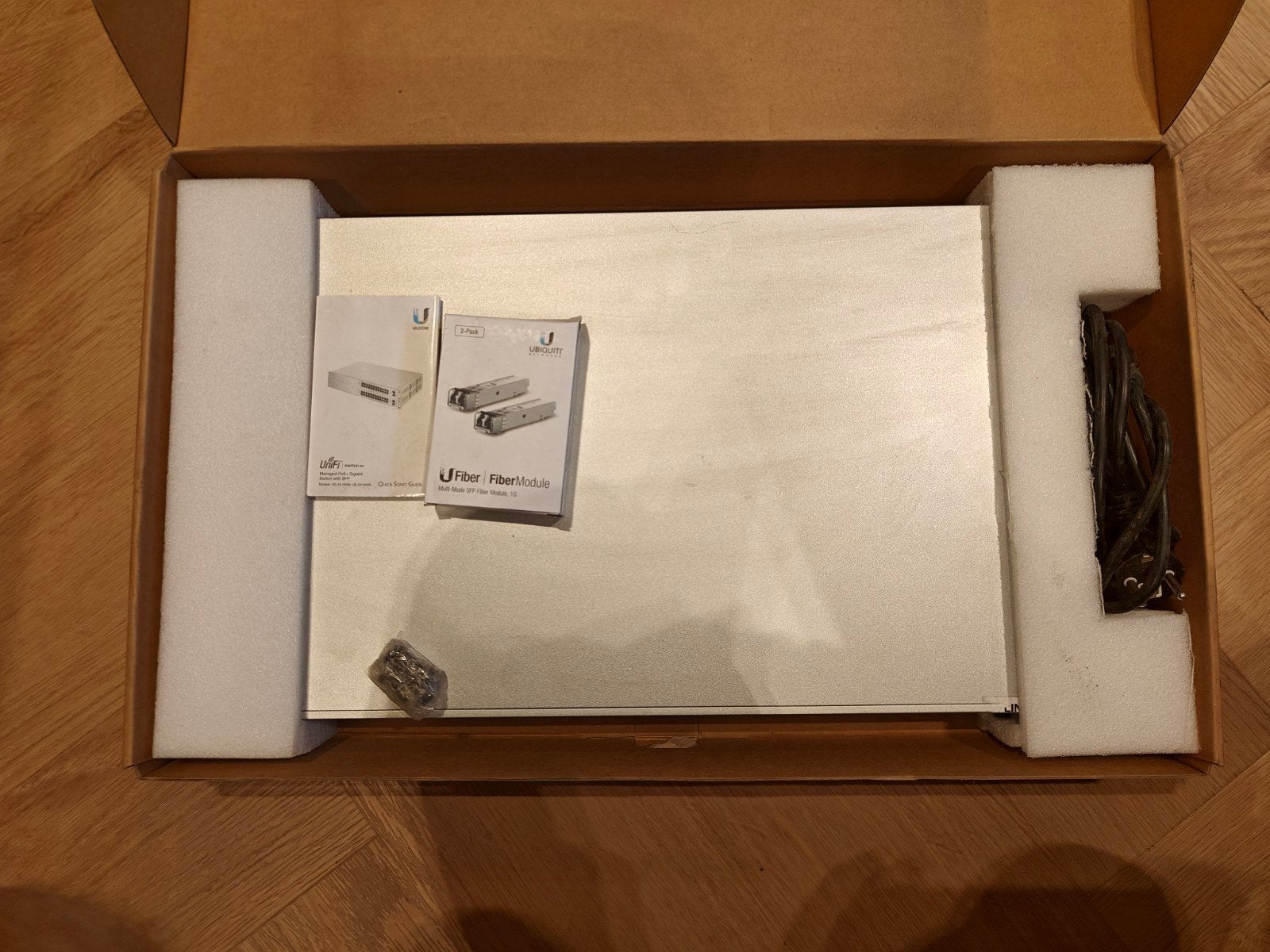 Ubiquiti UniFi Switch 24 (US-24-250W) met 1G SFP module, Computers en Software, Ophalen of Verzenden, Zo goed als nieuw
