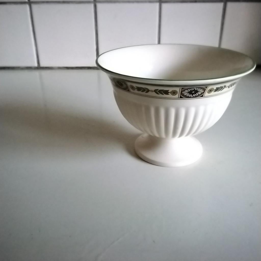 Wedgwood  carlton  schaaltje op voet, Huis en Inrichting, Ophalen of Verzenden, Wedgwood, Porselein, Schaal of Schalen