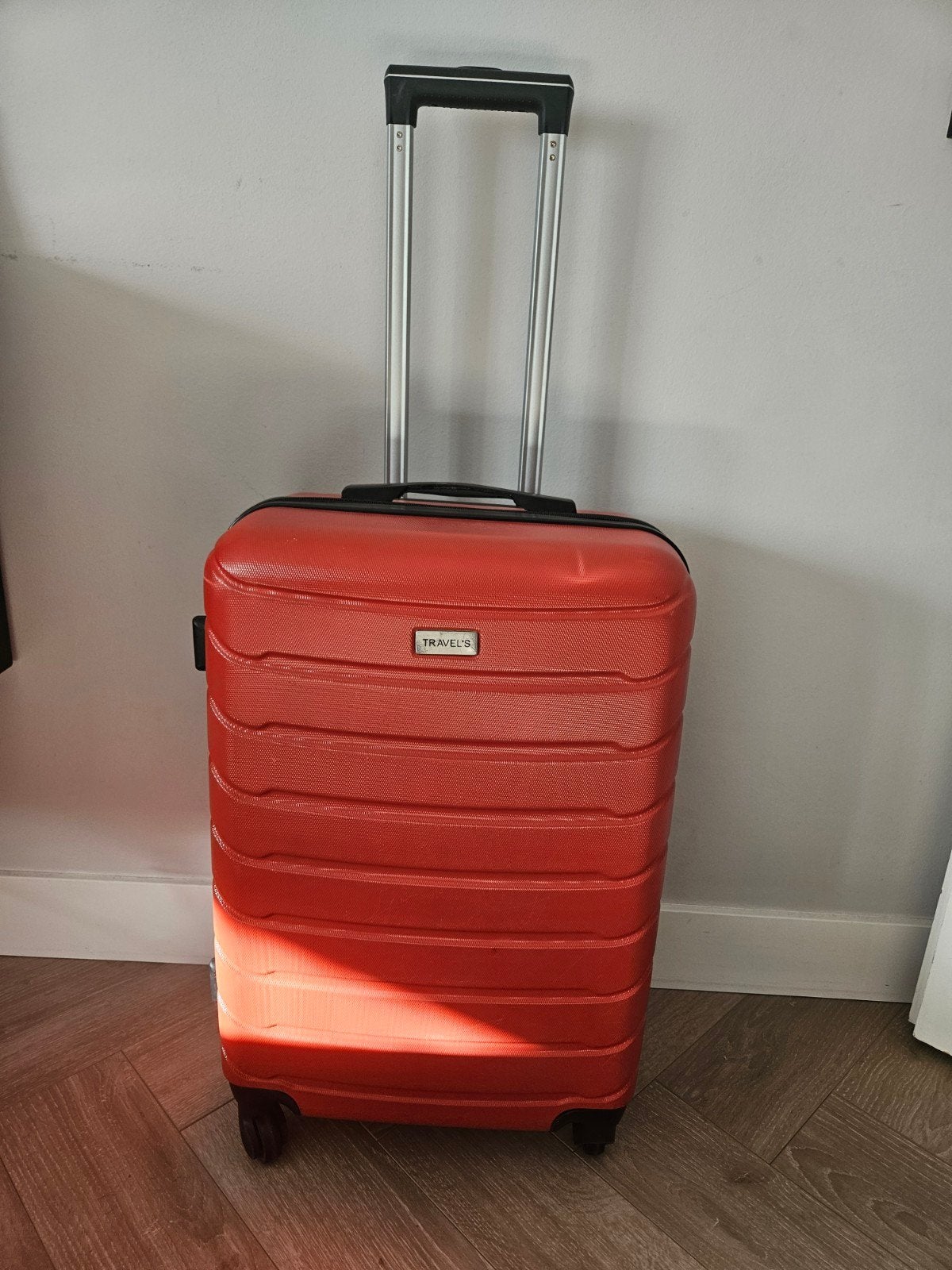 Rode TRAVEL'S koffer met wieltjes en uitschuifbare handgreep, Gebruikt, 50 tot 60 cm, Hard kunststof, 35 tot 45 cm