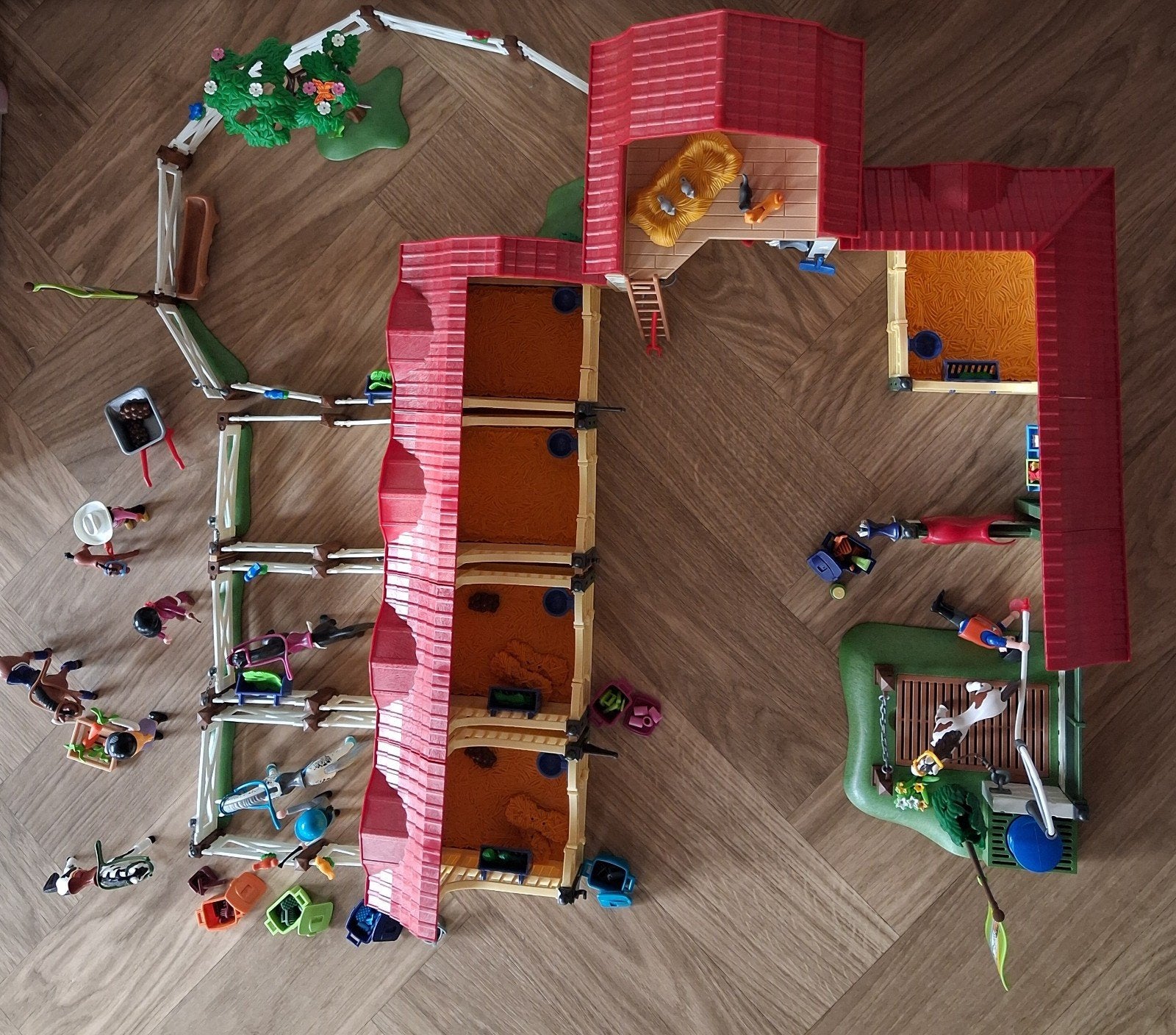 Uitgebreide Playmobil paardenmanege 6926 + uitbreidingen, Gebouw, Complete set, Ophalen of Verzenden, Zo goed als nieuw