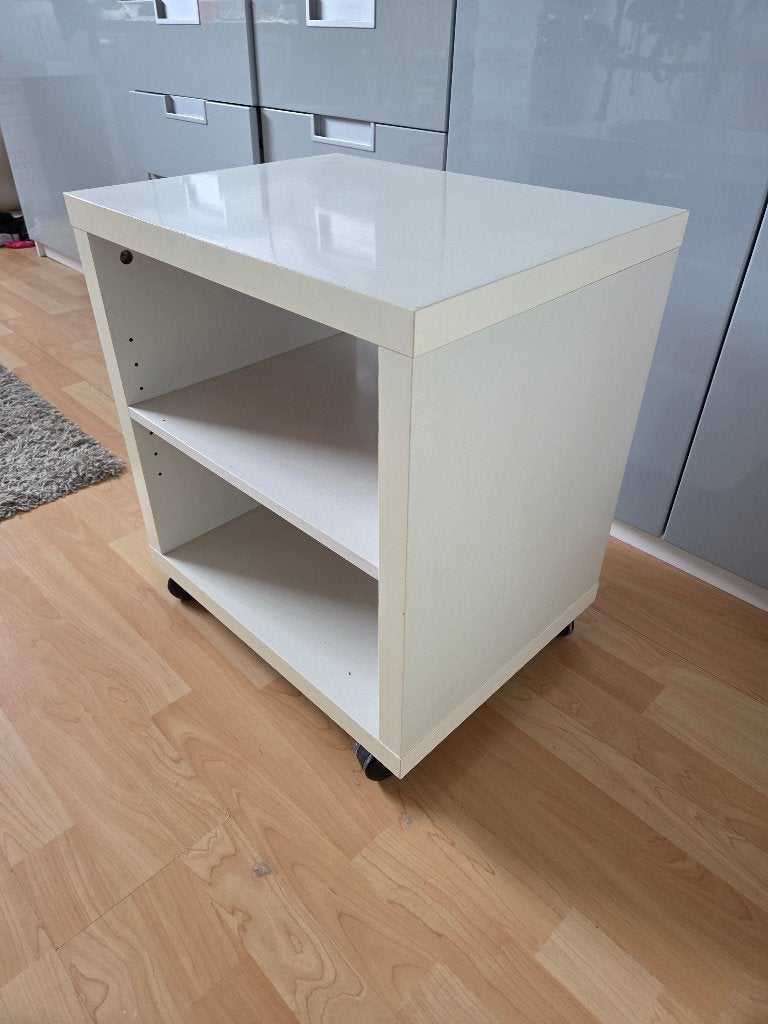 Nachtkastje/bijzettafel wit, wieltjes, met verstelbare plank, Ophalen, 55 tot 70 cm, Zo goed als nieuw, 45 tot 65 cm