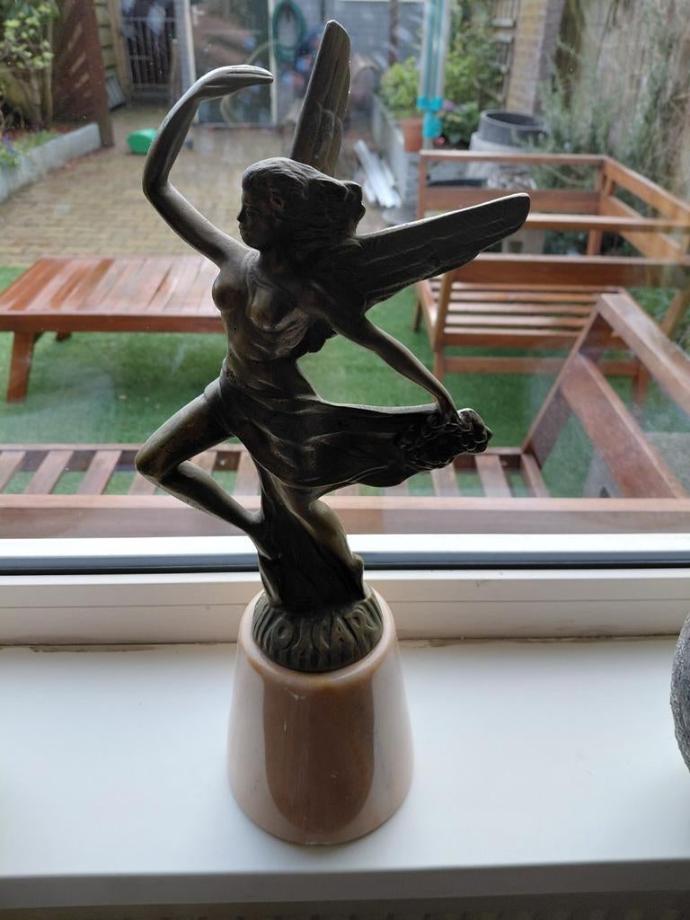 Art Deco Beeld van Gevleugelde Vrouw op Roze Marmeren Voet, Ophalen