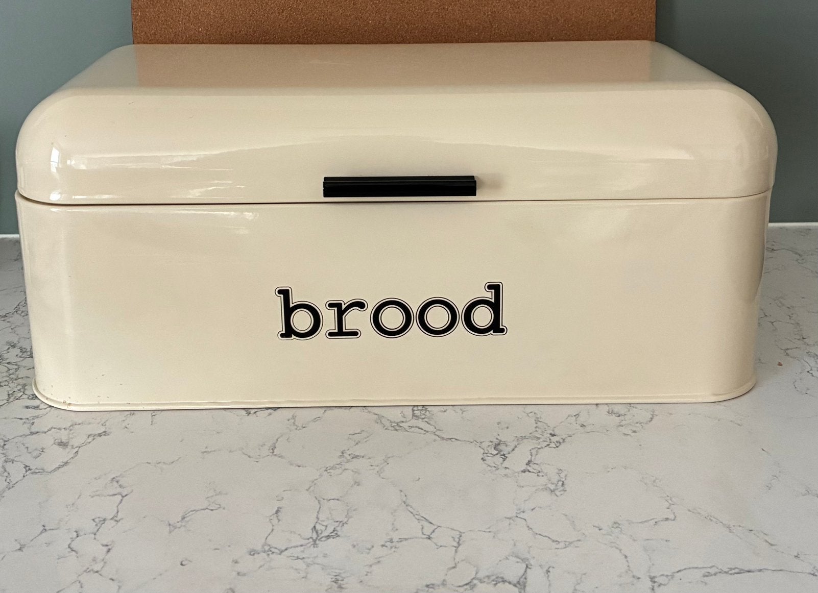 Crèmekleurige broodtrommel met 'brood' opdruk, Huis en Inrichting, Keuken | Keukenbenodigdheden, Zo goed als nieuw, Metaal, Broodtrommel