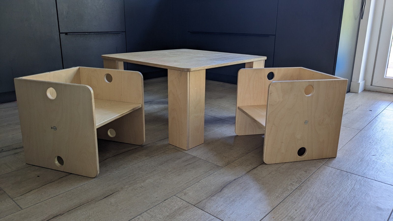 kindertafel / speeltafel  met stoeltjes merk ado, Ophalen, Gebruikt, Tafel