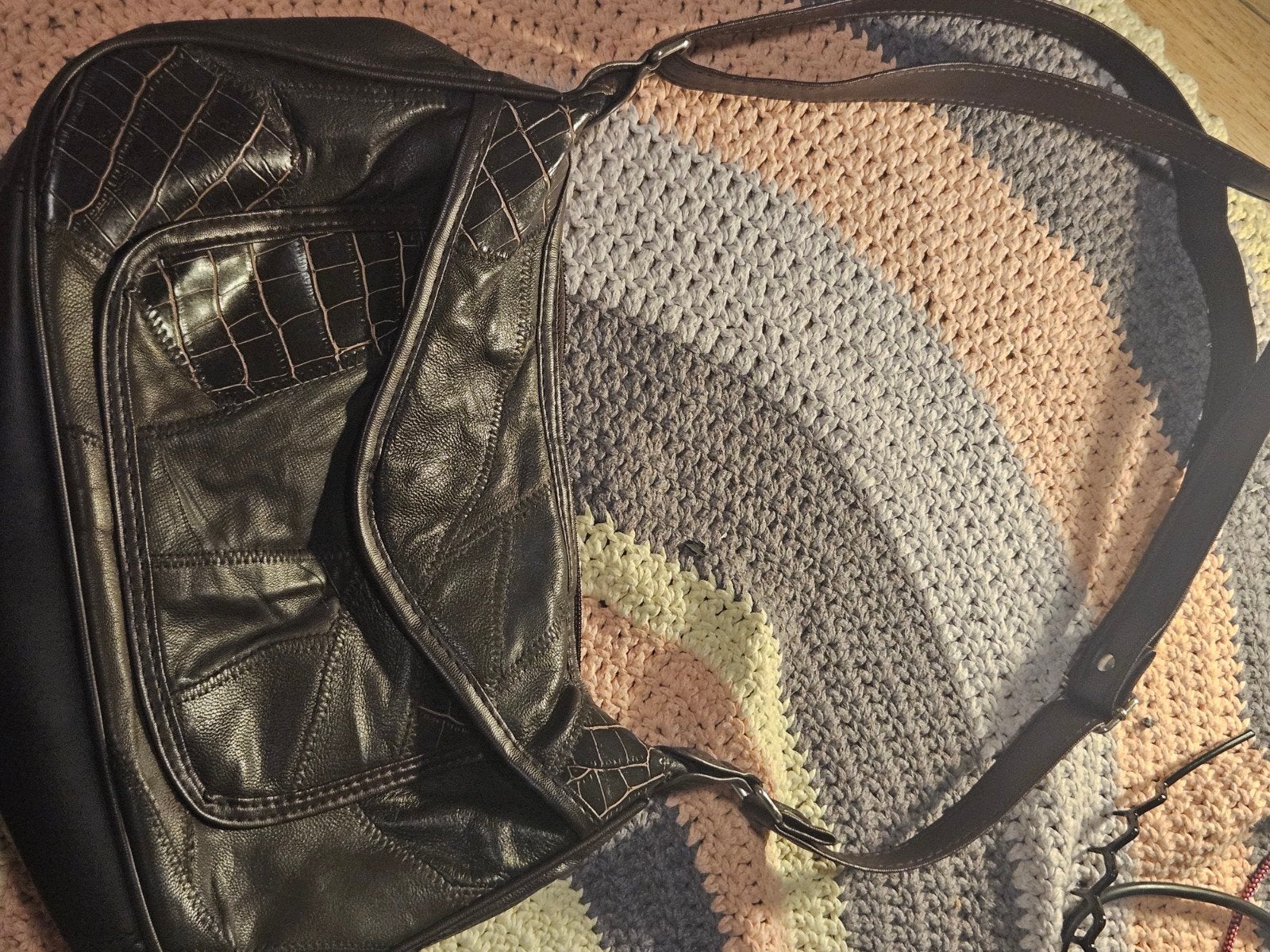 Donkerbruine schoudertas met patchwork en croco-details, Sieraden, Tassen en Uiterlijk, Ophalen of Verzenden, Gebruikt, Bruin