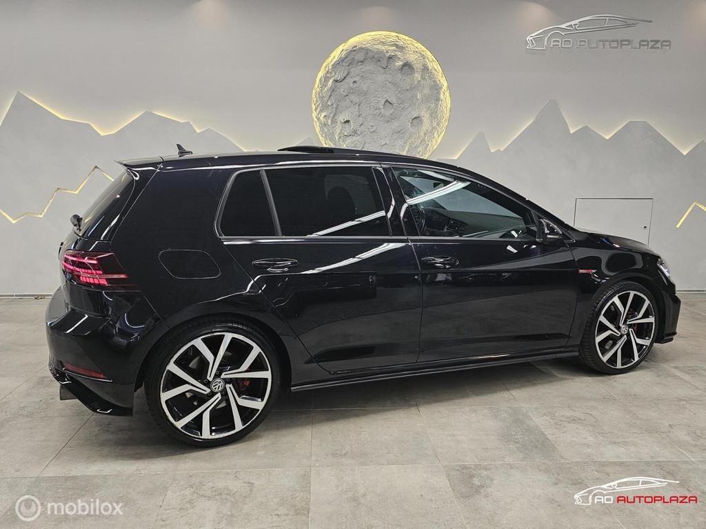 Volkswagen Golf 2.0 TSI GTI Panorama/Virtual/DCC/ACC/19", Stof, 4 cilinders, Zwart, Bedrijf