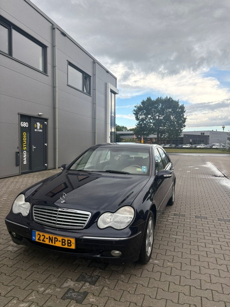 Mercedes-Benz C-Klasse AUTOMAAT 1.8 C180 kom Sedan AUT 2004, Auto's, Automaat, Achterwielaandrijving, Beige, Parkeersensor