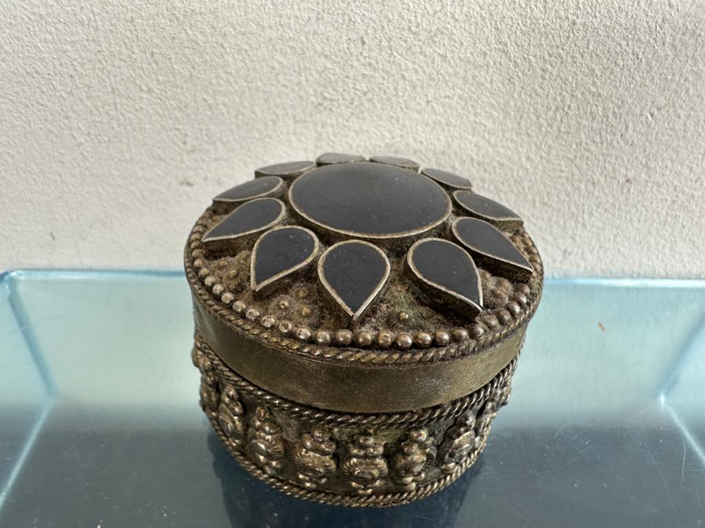 Tibetaans zilver of verzilverd pillendoos 6/5:5 cm H, Antiek en Kunst, Ophalen of Verzenden