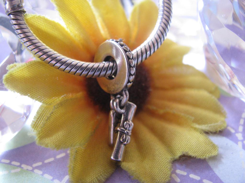 Pandora bedel 797376 = DANGLE graduation scroll, Pandora, Ophalen of Verzenden, Zo goed als nieuw, 1 bedel