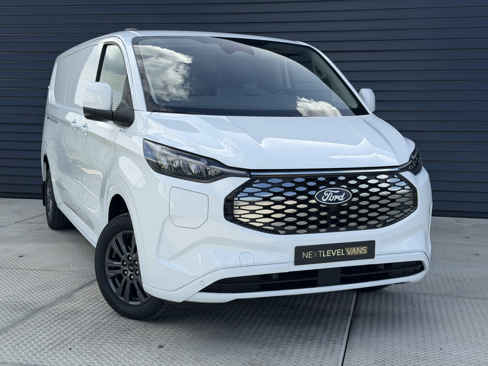 Ford E-Transit Custom 340 L2H1 Limited 71 kWh | 360 Camera |, Auto's, Automaat, Achterwielaandrijving, Gebruikt, Zwart