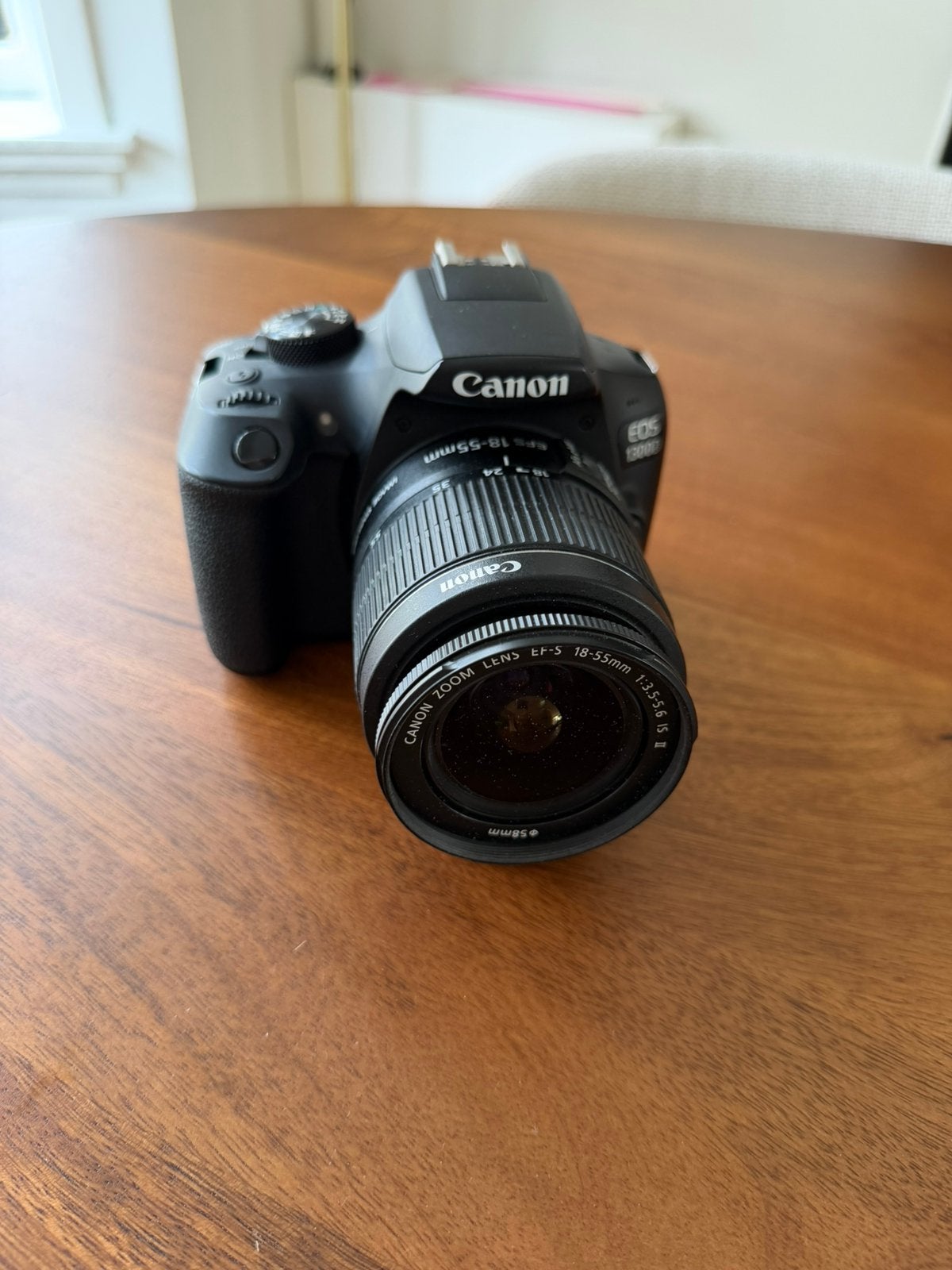 Canon EOS 1300 D + Canon 18-55mm lens + 3x accu, Ophalen, Spiegelreflex, Canon, Zo goed als nieuw