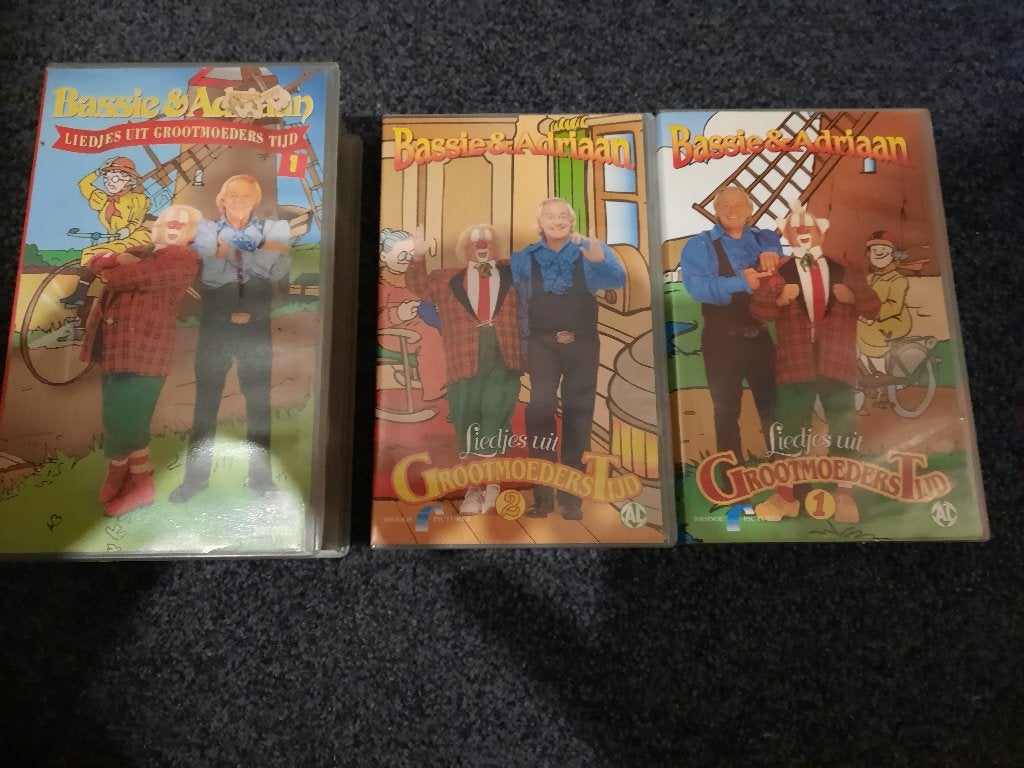 BASSIE & ADRIAAN Liedjes uit Grootmoederstijd! Box-set VIDEO, Alle leeftijden, Ophalen of Verzenden, Zo goed als nieuw, VHS