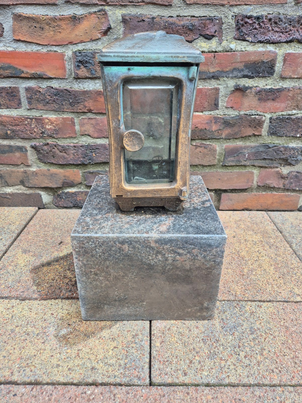 Bronzen graflantaarn op granieten sokkel, Tuin en Terras, Buitenverlichting, Ophalen, Netvoeding, 50 tot 250 watt, Staande lamp
