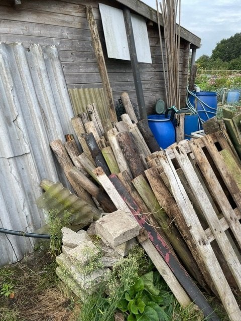 Foto 2 van Gebruikte houten afrastering palen voor hergebruik