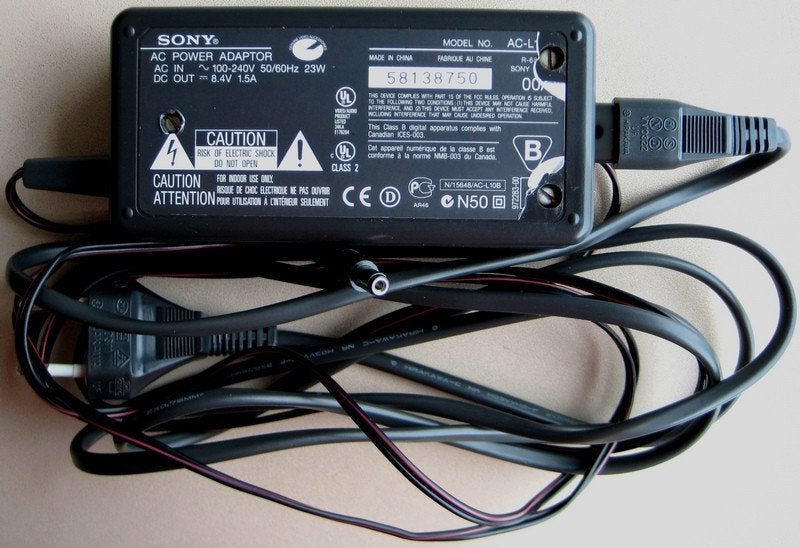Adapter / Voeding Sony, 8,4 Volt DC, 1,5 Ampère, Ophalen, Zo goed als nieuw